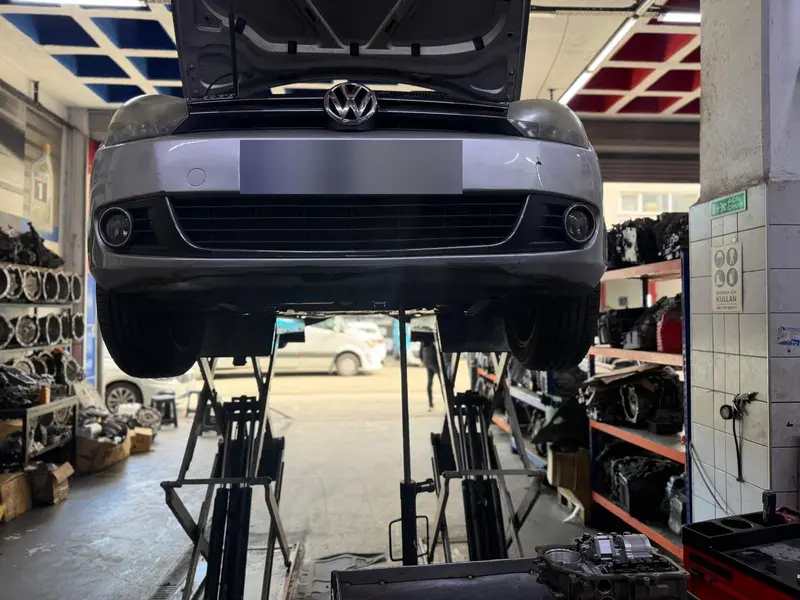 DSG şanzıman işlemi için lifte alınmış Volkswagen Golf