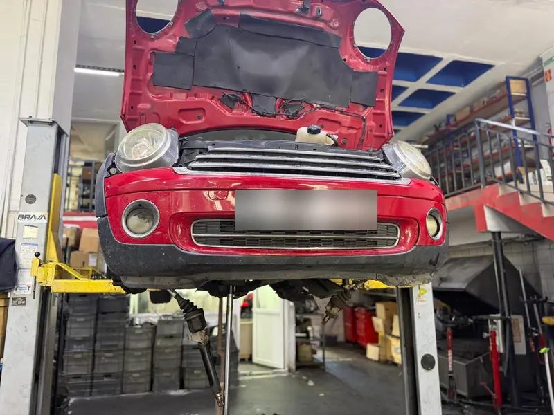 Şanzıman sökümü için lifte alınmış Mini Cooper