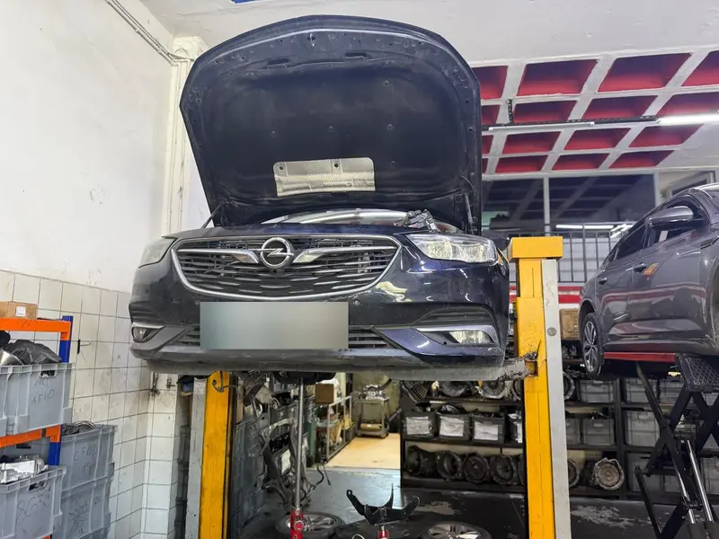 Şanzıman işlemi için lifte alınmış Opel Insignia